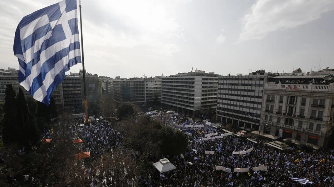 Η συγκλονιστική στιγμή που ο γερανός σηκώνει την Ελληνική Σημαία στο Σύνταγμα – Απανωτά εγκεφαλικά επεισόδια στους ανθέλληνες – Βίντεο